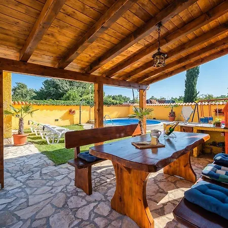 Rustikales Ferienhaus Mit Privatpool Vikendica