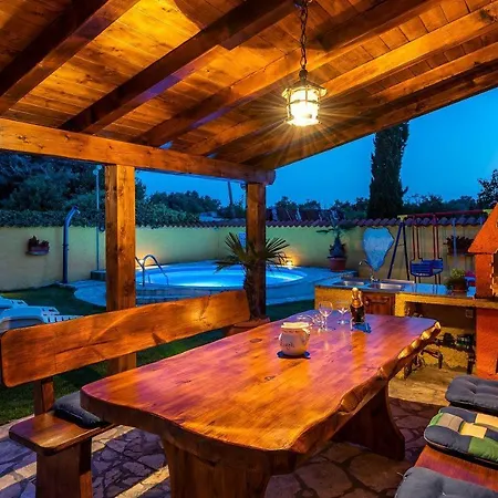 Rustikales Ferienhaus Mit Privatpool *
