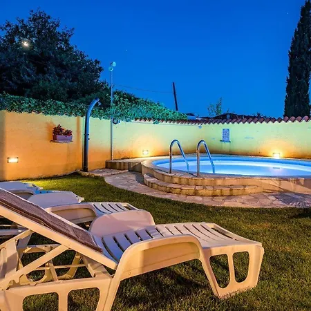 Rustikales Ferienhaus Mit Privatpool *