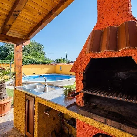 Rustikales Ferienhaus Mit Privatpool Dom wakacyjny Krnica