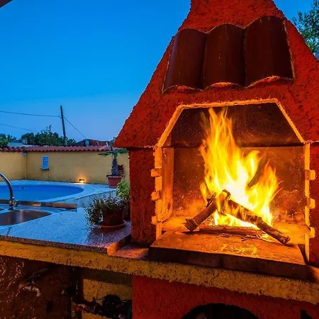 Dom wakacyjny Rustikales Ferienhaus Mit Privatpool *