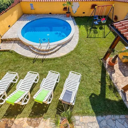 Dom wakacyjny Rustikales Ferienhaus Mit Privatpool